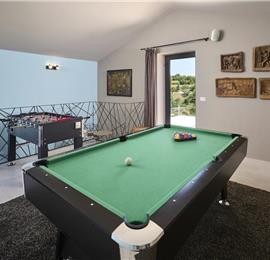 4 Bedroom Luxury Villa Retreat with Heated Infinity Pool near Buje, Sleeps 8-10